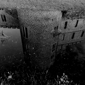 Reflet d'un château dans les douves en noir et blanc - France  - collection de photos clin d'oeil, catégorie paysages